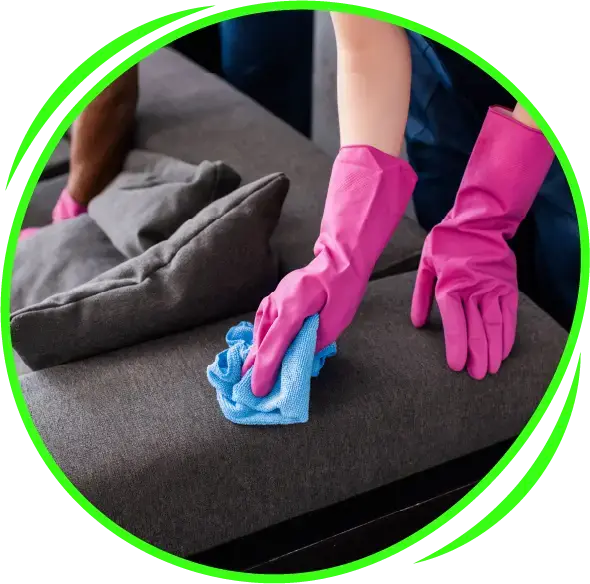 Manuelle Sofareinigung mit Mikrofasertuch und Handschuhen