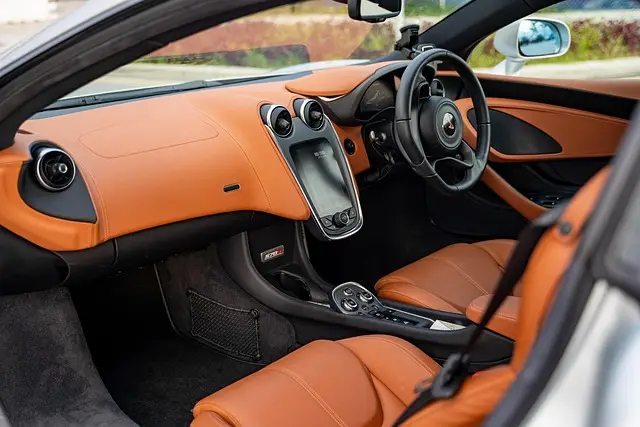 Gereinigtes Autoinnenraum mit Ledersitzen und Armaturenbrett