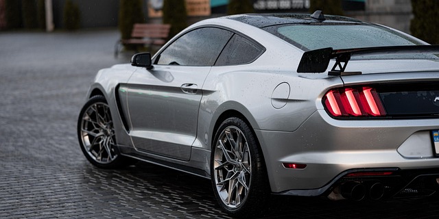 Sportwagen Mustang von außen nach der Autoinnenreinigung